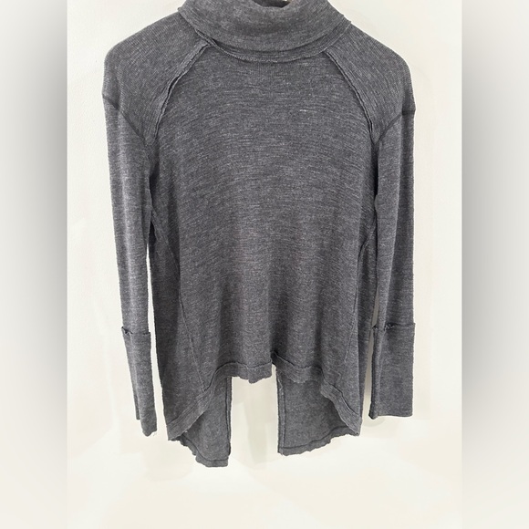 We The Free Long Sleeve Split Back Relaxed Fit Turtleneck Top Gray Size XS - Picture 4 of 6
